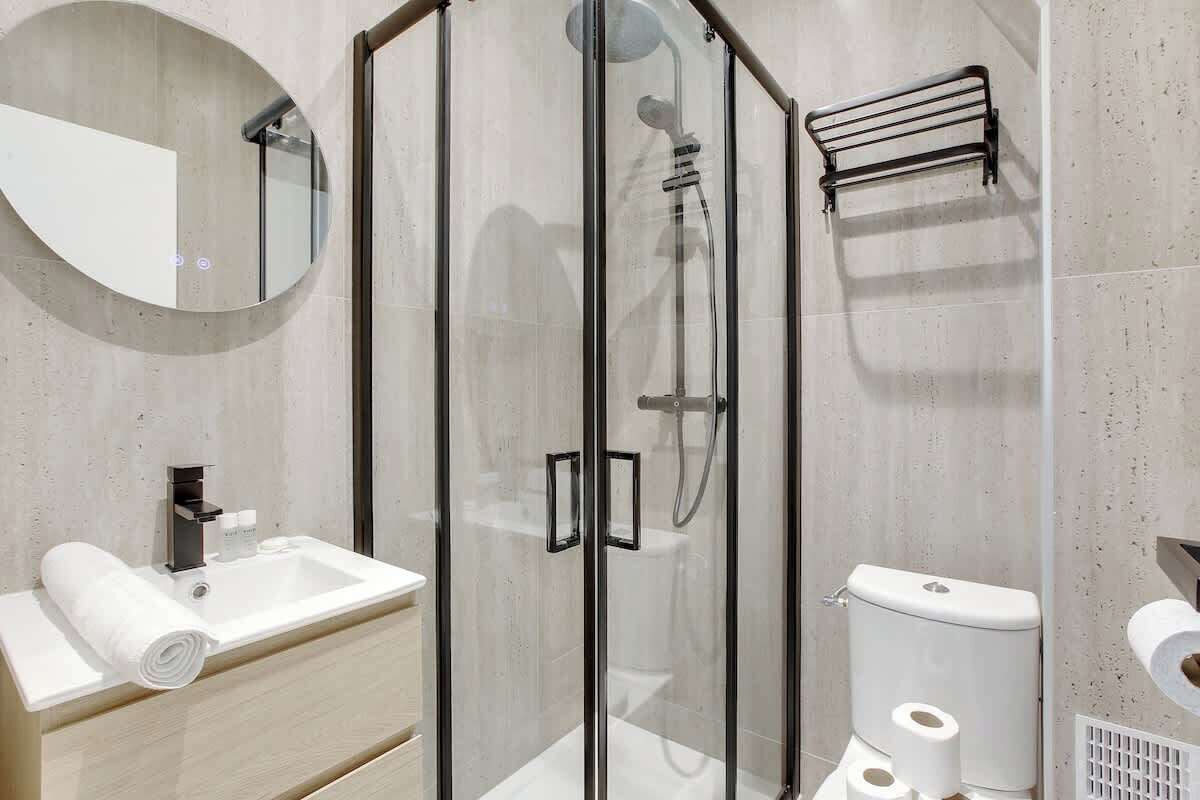 Shower, hair dryer, towels, shampoo