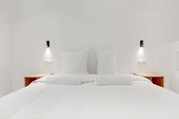 1 dormitorio, tabla de planchar con plancha, wifi y ropa de cama