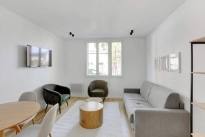 TV - Appartement cosy & équipé à 5 min du métro (Saint-Ouen-sur-Seine)
