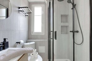 Shower, hair dryer, towels