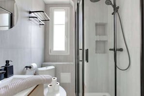 Een douche, een haardroger, handdoeken