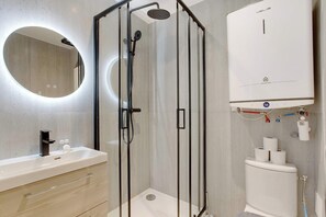 Regadera, secadora de cabello, toallas 