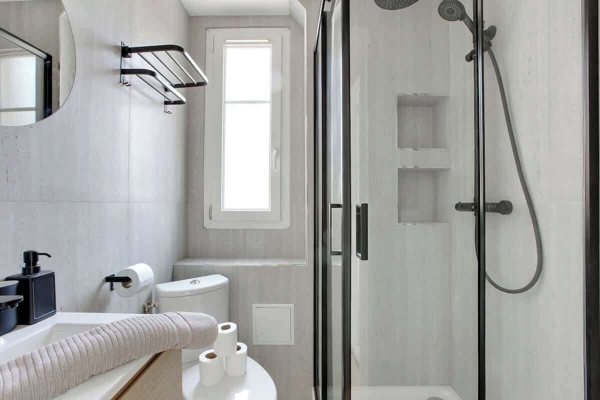 シャワー、ヘアドライヤー、タオル