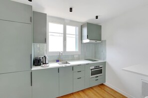 Réfrigérateur, four à micro-ondes, surface de cuisson, cafetiÚre-théiÚre