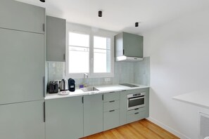 Réfrigérateur, micro-ondes, plaque de cuisson, cafetière/bouilloire