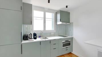 Réfrigérateur, micro-ondes, plaque de cuisson, cafetiÚre/bouilloire