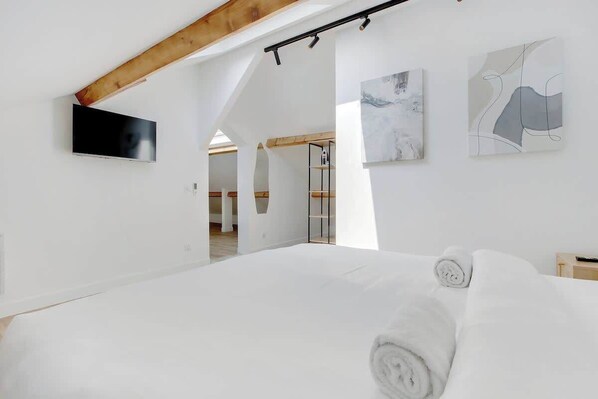 2 bedrooms, iron/ironing board, WiFi, bed sheets