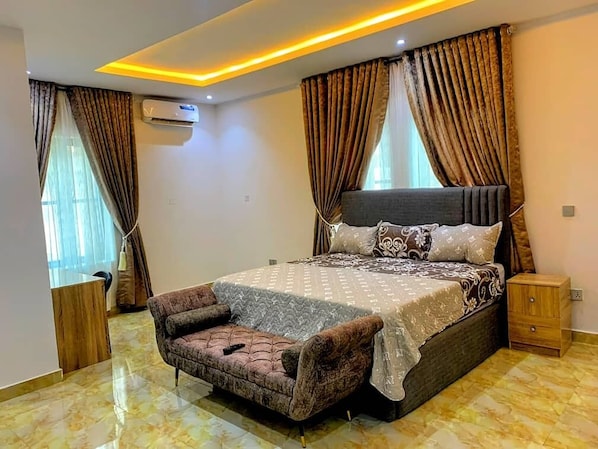 Presidential Apartment | Desk, laptop workspace, free WiFi