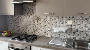 Jääkaappi, mikroaaltouuni, uuni, liesi