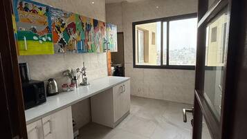 Køleskab, mikrobølgeovn, ovn, kogeplade