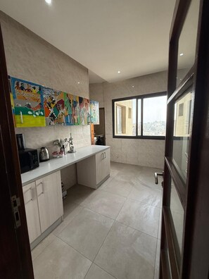 Frigorífico, microondas, horno y placa de cocina