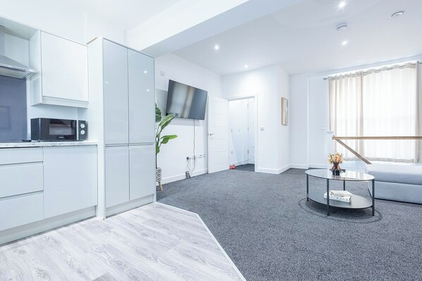 TV - Sunrise Haven in Kent 2 bed Apartment Sleeps 7 (Gravesend)