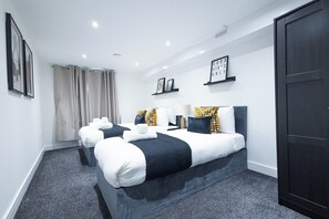 2 bedrooms, free WiFi, bed sheets - Sunrise Haven Sleeps 7 With Parking (Gravesend)