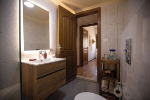 Căn hộ, 3 phòng ngủ, bếp, quang cảnh biển | Phòng tắm | Vòi sen/bồn tắm kết hợp, đồ dùng nhà tắm miễn phí, máy sấy tóc