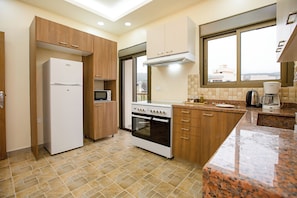 Appartement, 3 chambres, cuisine, vue sur la mer | Cuisine privée | Réfrigérateur grande capacité avec congélateur, four à micro-ondes