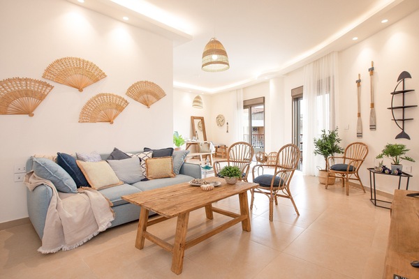 Apartament, 3 dormitoris, cuina, vistes al mar | Sala d'estar | Televisor intel·ligent de 55 polzades amb canals per cable