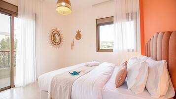 Apartamento, 3 habitaciones, cocina, vistas al mar | Cortinas opacas, tabla de planchar con plancha, wifi gratis