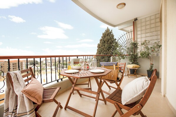 Appartement, 3 slaapkamers, keuken, uitzicht op zee | Balkon