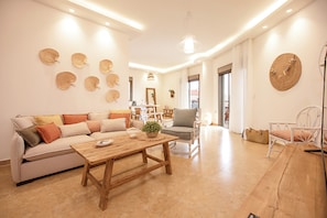 Appartement, 3 chambres, cuisine, vue sur la mer | Salle de séjour | Téléviseur connecté de 55 po avec télévision par câble