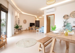Appartement, 3 chambres, cuisine, vue sur la mer | Repas dans la chambre