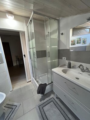 Douche, articles de toilette gratuits, sèche-cheveux, bidet