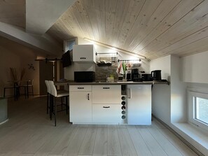 Fridge, microwave, coffee/tea maker, electric kettle - Lucciano Suite - Apartment with two bedrooms and bathroom (Quarrata)