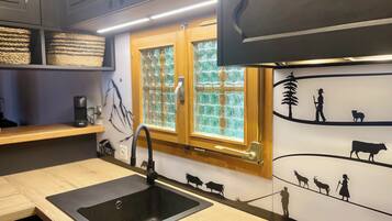 Réfrigérateur, micro-ondes, four, plaque de cuisson