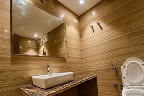 Ducha, artículos de tocador gratuitos, secador de pelo, toallas