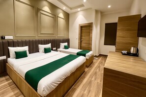 Luxury Triple Room | Egyptian cotton sheets, premium bedding, desk, laptop workspace