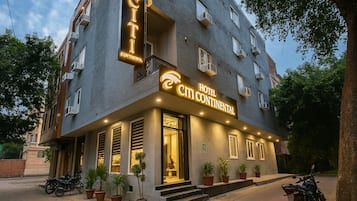 Fachada de la propiedad por la tarde o noche