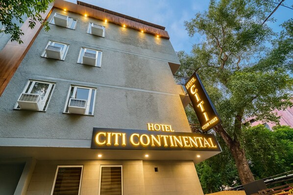 A hotel sign for 'CITI Continental' with multiple air conditioning units visible on the facade. - Hotel Citi Continental (New Delhi)