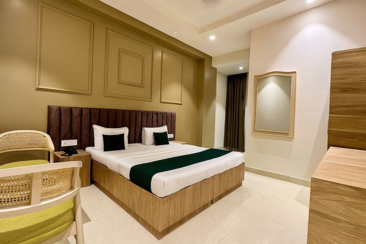 Deluxe Room | Egyptian cotton sheets, premium bedding, desk, laptop workspace