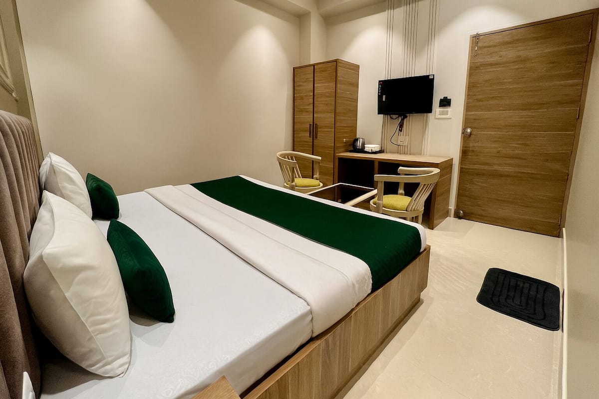 Standard Room, City View | Egyptian cotton sheets, premium bedding, desk, laptop workspace