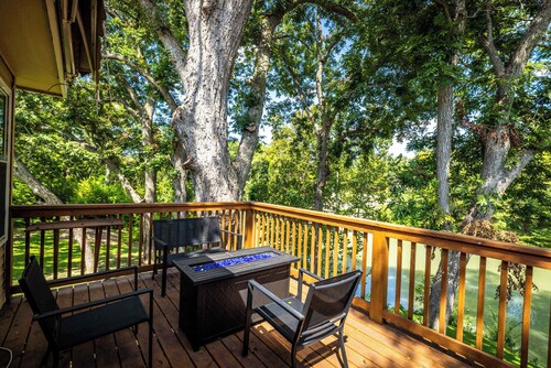 Riverfront | Private Deck | Games | Scenic Views!