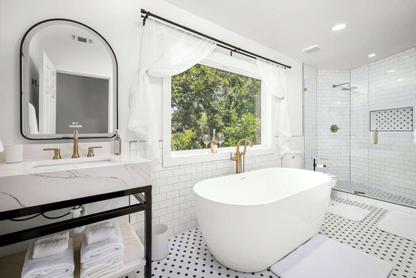 Douche, serviettes fournies, shampooing