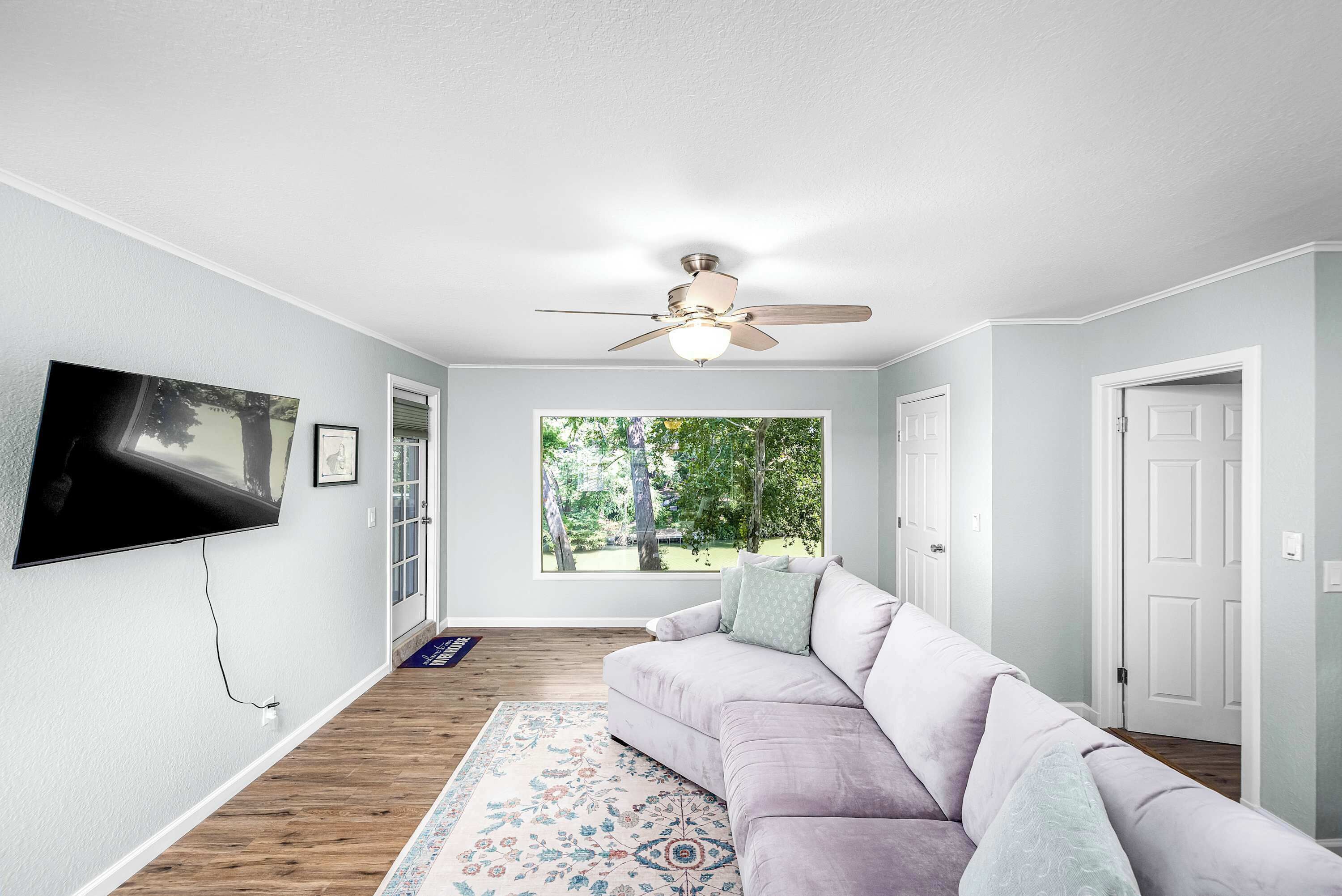 TV, bøker og kontorer