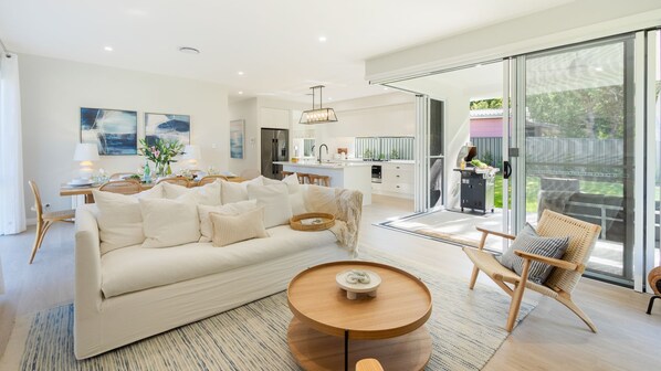 Smart TV, libros y estéreo 