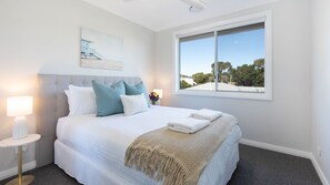 4 habitaciones, escritorio y tabla de planchar con plancha 