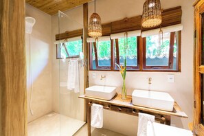 Regadera, secadora de cabello, jabón, papel de baño