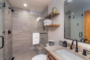 Apartment, 1 Schlafzimmer | Badezimmer | Handtücher, Shampoo