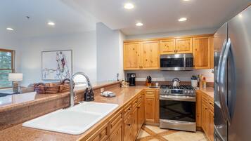 Condo, 1 habitación | Cocina privada | Refrigerador, horno, cafetera y tetera y tostadora