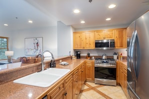 Condo, 1 quarto | Cozinha privada | Geladeira, fogão, cafeteira/chaleira, torradeira