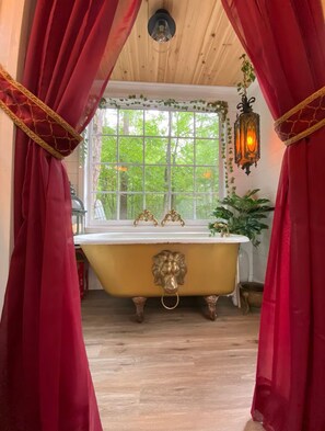 Serviettes fournies, savon, papier toilette