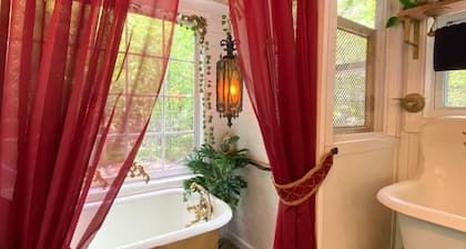 Romantic Tiny House for Two w/ Clawfoot Tub Near Lake Oconee