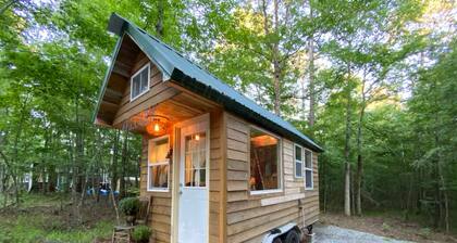 Romantic Tiny House for Two w/ Clawfoot Tub Near Lake Oconee