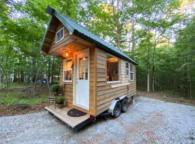 Romantic Tiny House for Two w/ Clawfoot Tub Near Lake Oconee
