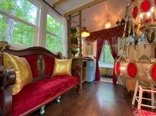 Romantic Tiny House for Two w/ Clawfoot Tub Near Lake Oconee