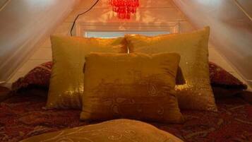 1 sovrum, internet och sÀngklÀder