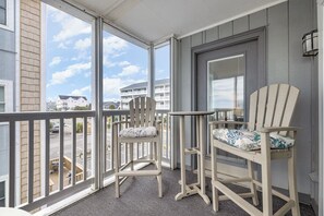 Property grounds - Sea La Vie - Oceanfront 3BR w/ Balcony, Boardwalk & Family Fun (North Myrtle Beach)