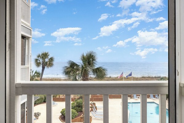 Property grounds - Sea La Vie - Oceanfront 3BR w/ Balcony, Boardwalk & Family Fun (North Myrtle Beach)